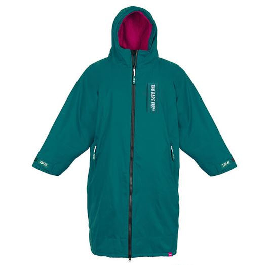 This changing robe will keep you warm no matter what kind of weather you find yourself in. It’s the ideal companion for stand-up paddlers, surfers, open-water swimmers, and anyone else who finds themselves changing and getting wet in less than comfortable places.

 

WIND & WATERPROOF - The 100% recycled polyester outer shell is windproof and 8K water-resistant to keep rain and wind-chill at bay. With a BIONIC-FINISH® ECO water repellent finishing for ultimate performance, which is both safe and e